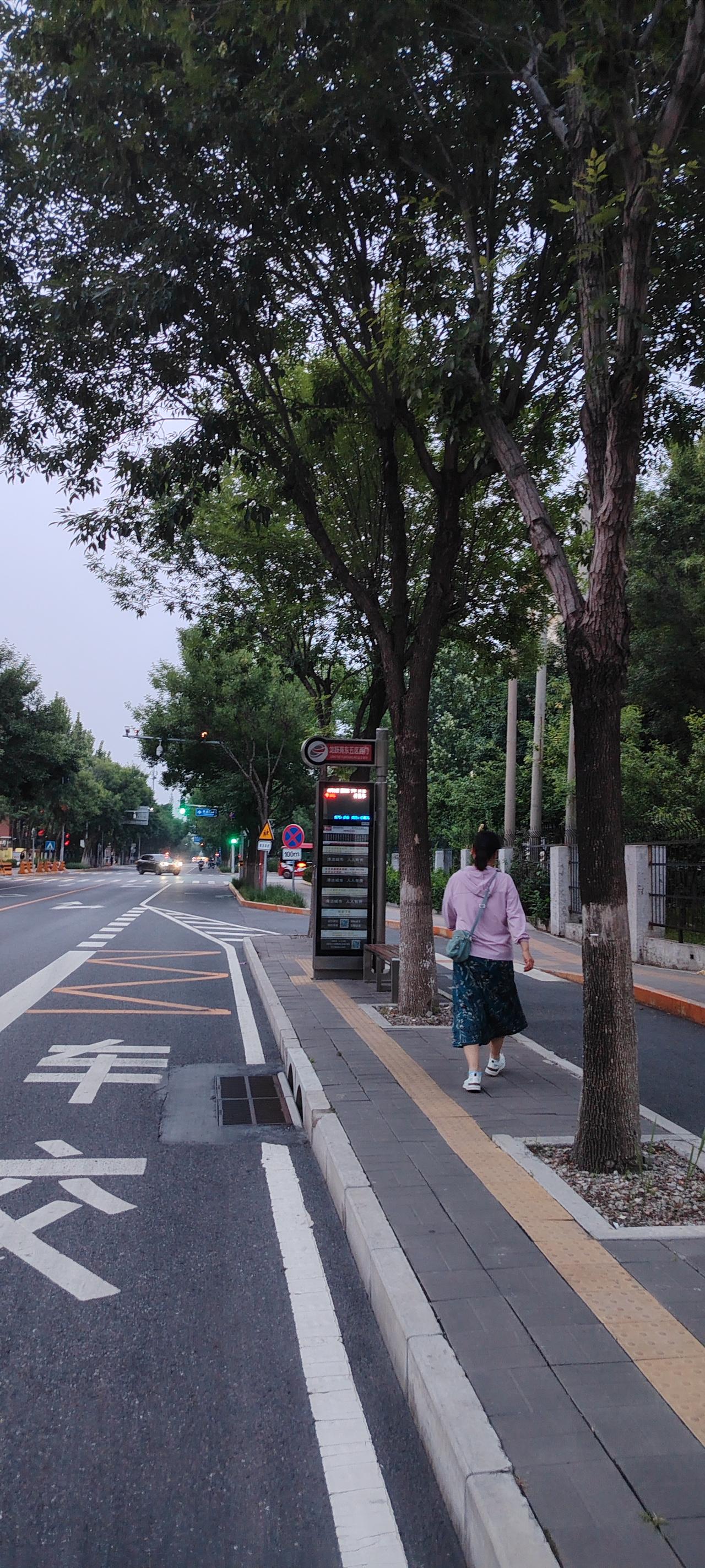 成功的路上并不拥挤，因为坚持的人不多。很多时候，我们离成功只差最后一点点的坚持。