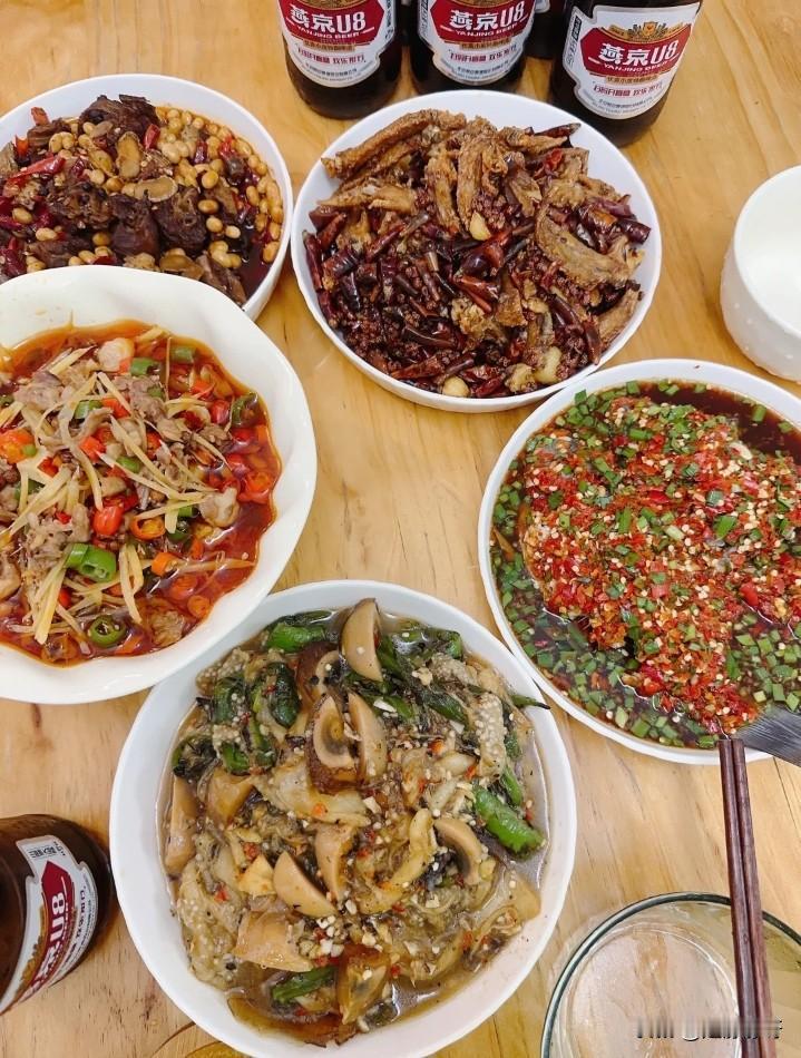 我若拿出这桌菜，你能吃几碗饭？