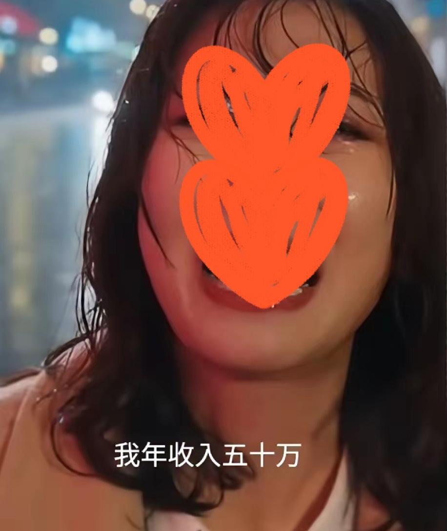 女子在雨中崩溃，哭的梨花带雨她这样说道：自己38岁年薪高达50万只想要一份门当户