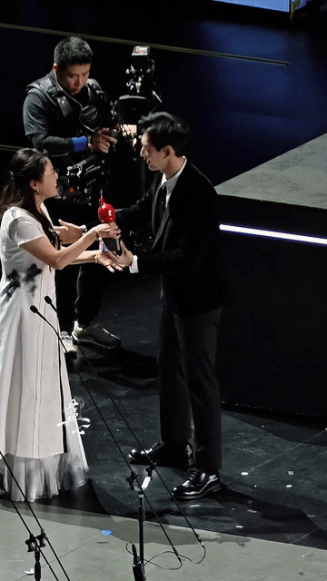 李现奖杯烫手谁懂啊，李现听到被夸，嘴角难压的样子好搞笑，拿奖杯时又谦虚又可爱，