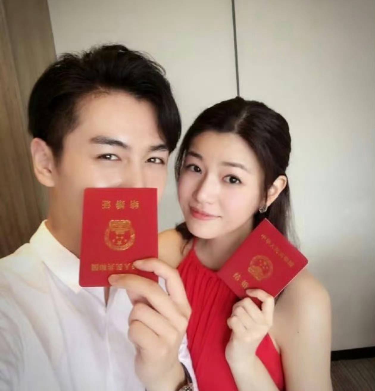 陈晓曾被曝离婚接受净身出户2024年6月，狗仔在直播中爆料，称陈晓已于2023年底向陈妍希提出离婚，