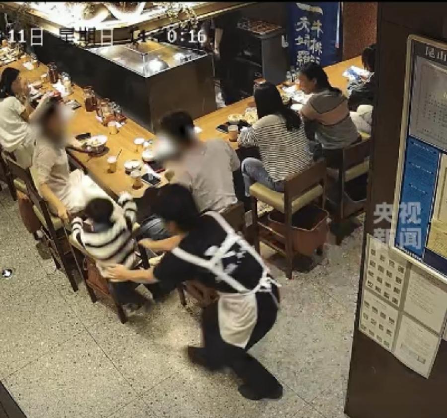 这真是救命了，江苏苏州，一家三口在餐厅就餐时，男童反复在座椅上站立玩耍，父母并没