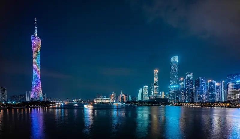 一个亿，看着好像在网上挺常见，可现实里，那就是绝大多数人一辈子都够不着的天花板。