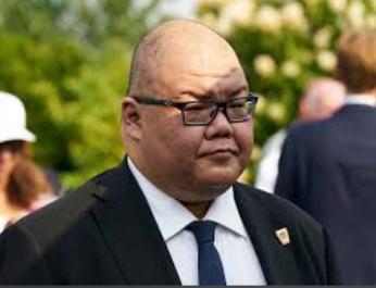 除了黄仁勋还有一个华人陪同特朗普来访他就是张振熙一个毕业于加州大学学习政
