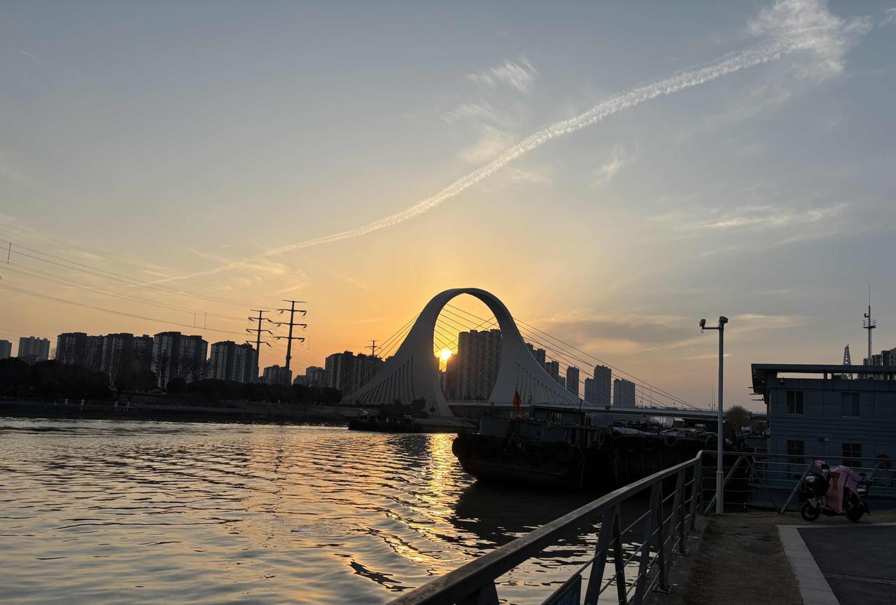 乌克兰记者报道，2025年1至5月，乌司法部门共登记了90590军人开小差刑事案