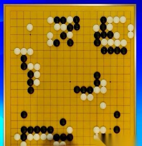 看着这场申真谞对战“卡塔狗”的第三局比赛，最刺眼的不是棋盘上的局势，而是那个悬殊