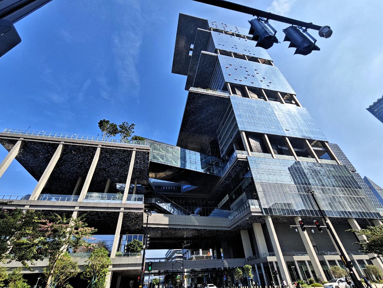 就像那句“我们终究还是活成了自己最讨厌的样子”！腾讯广州总部大楼的小房子终究还是