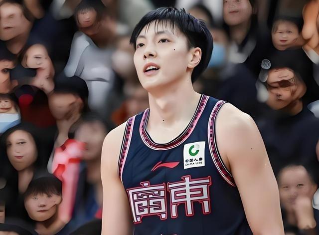 忍无可忍，广东队球迷给胡明轩取了一个新的外号！在CBA赛场上，总有球员从巅峰滑