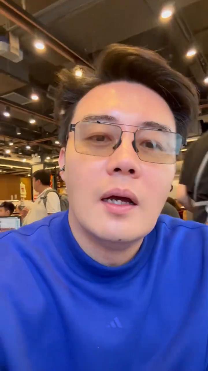 香港的幸福早餐。全家一起来到楼下的九龙餐室，吃早茶的人很多，人超级多。现在在香