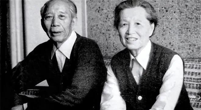 1938年，王震29岁还没成家，战友们笑他是“全旅唯一的铁打光棍”，贺龙实在看不