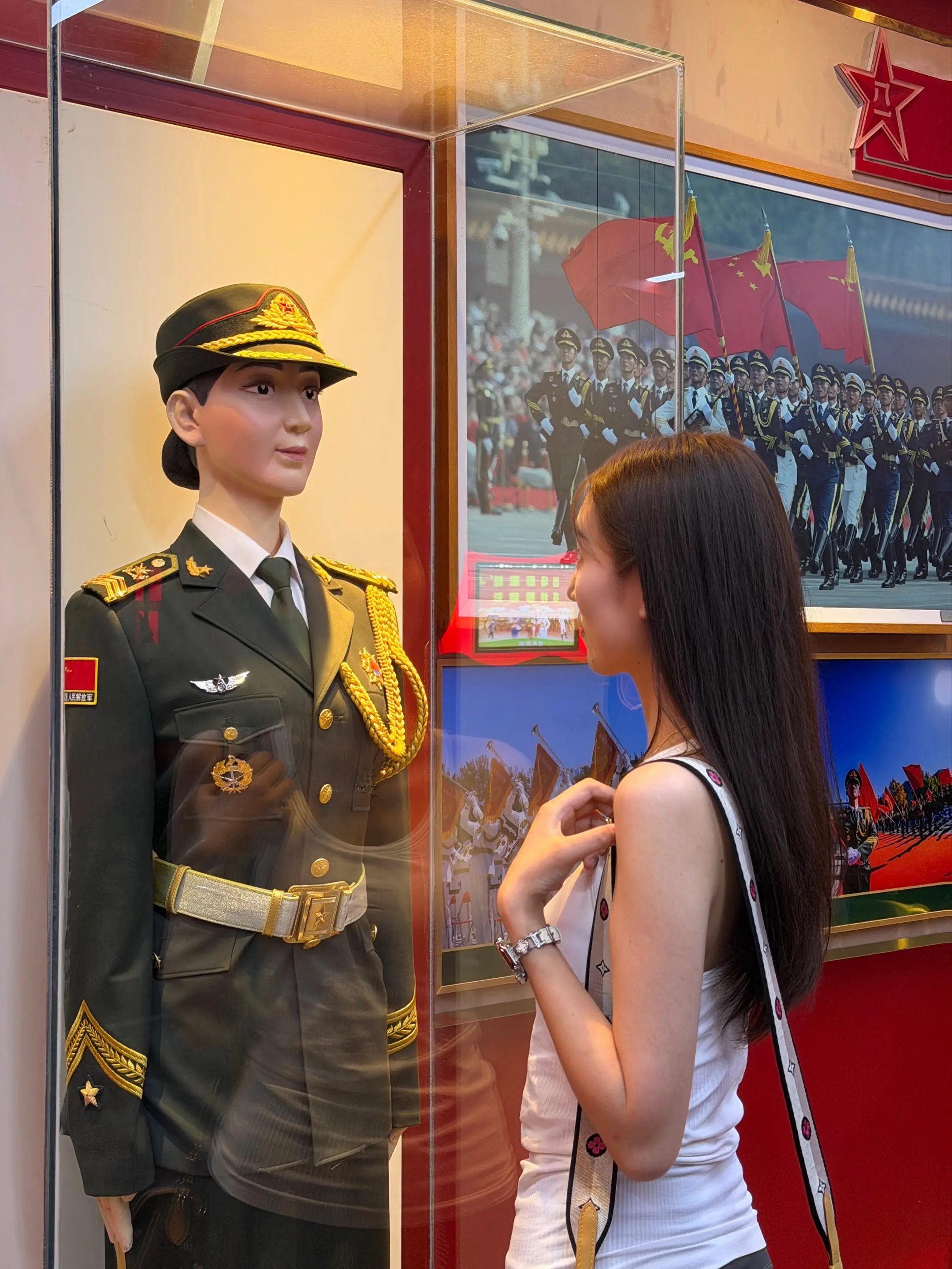 回到18岁最好的方式，就是回到18岁生活的地方 看着面前这身衣服 我也...
