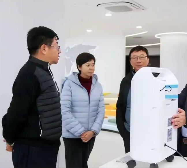 敬一丹最后一次与老公同框，还是在去年3月份，当时夫妻俩一起去某公司参观。两人的同
