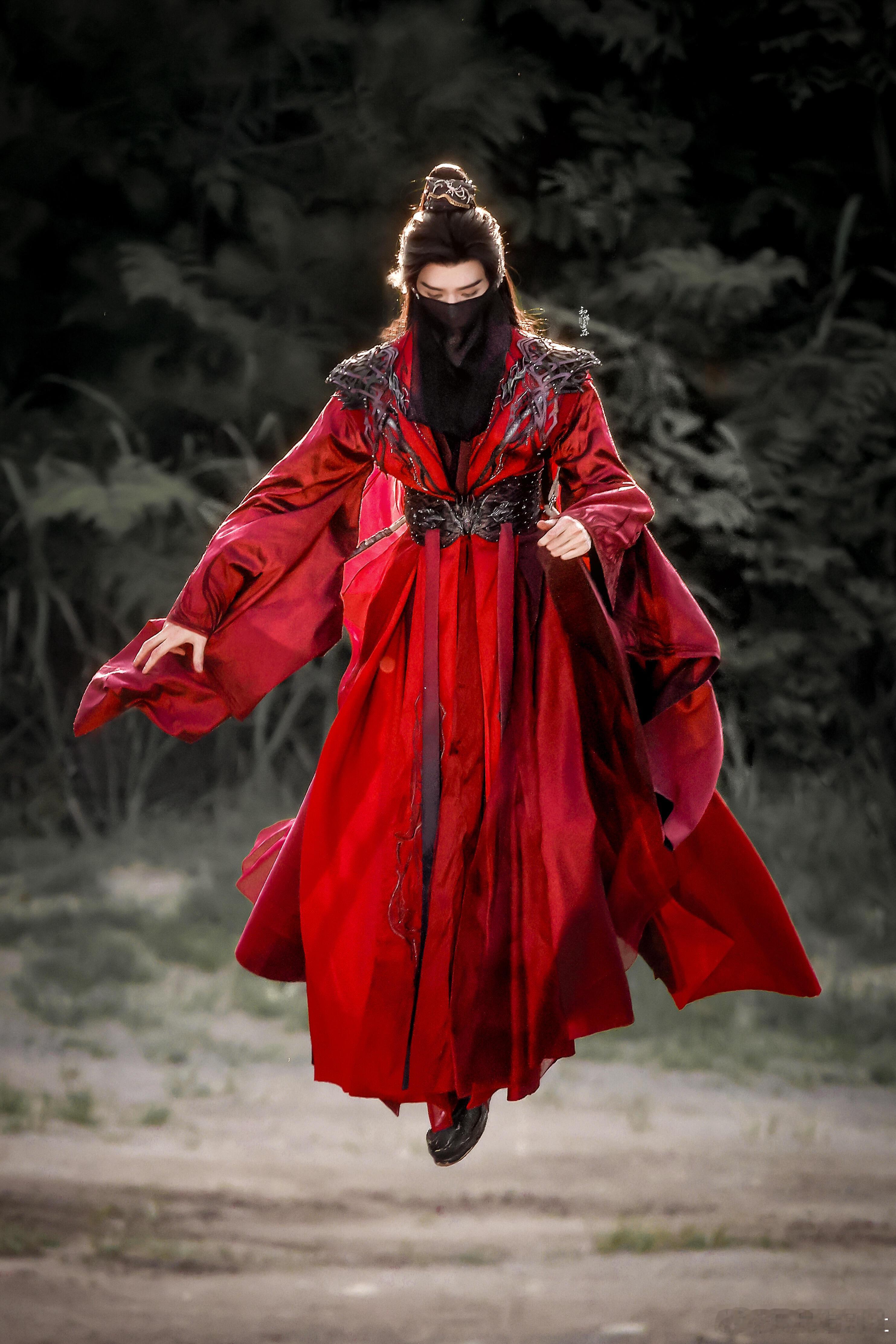 论吊人胃口还是暗河传会玩，正看到苏暮雨红衣执伞高能打戏，行云流水的动作戏配上绝美