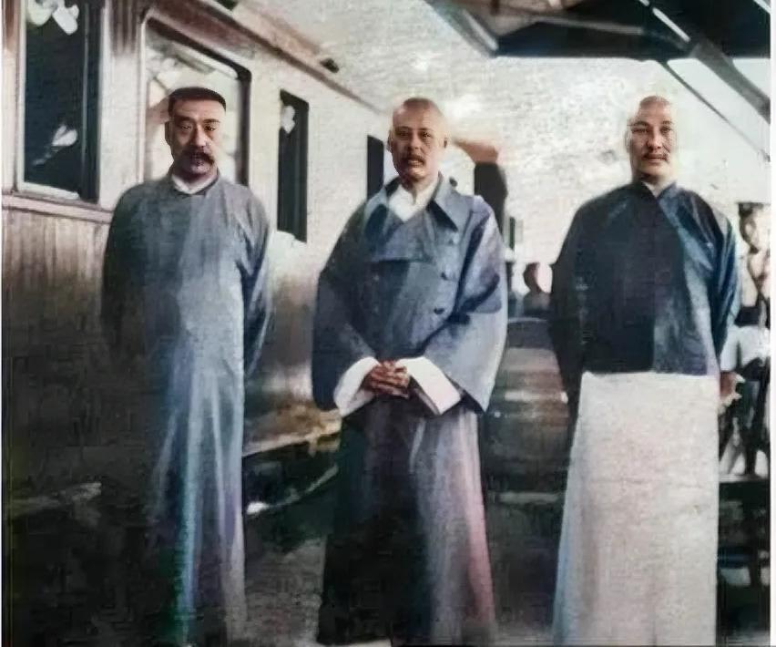 1922年，李大钊与吴佩孚以及吴核心幕僚白坚武在洛阳车站的一张留影，当时的吴佩孚