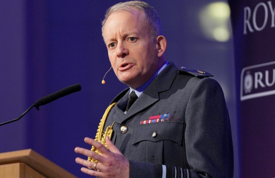 【英军最高将领呼吁做好送子女上战场的准备，英国人怒了】根据英国《每日邮报》的