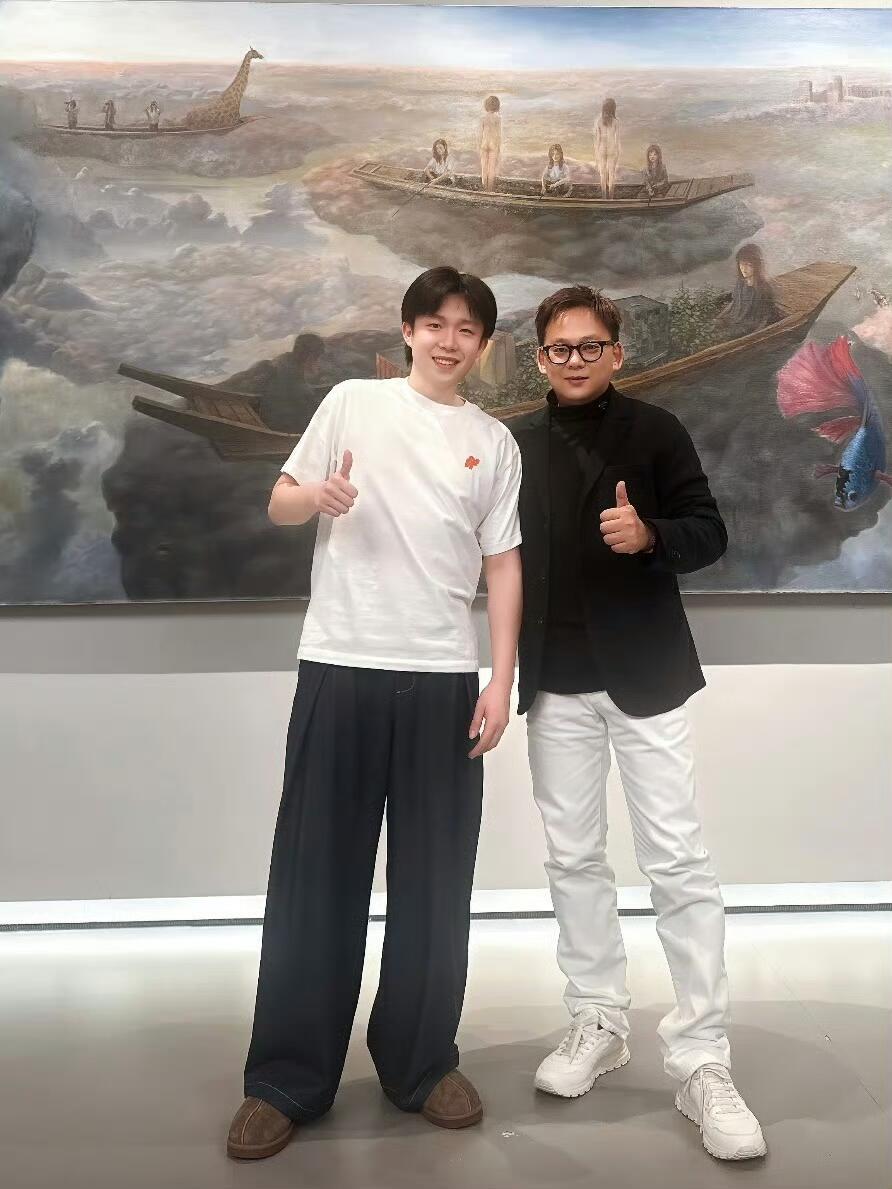 王楚钦这大长腿。陈文浩发的，头哥和谁都可以玩到一起，人脉广，大圈层！好友相聚，