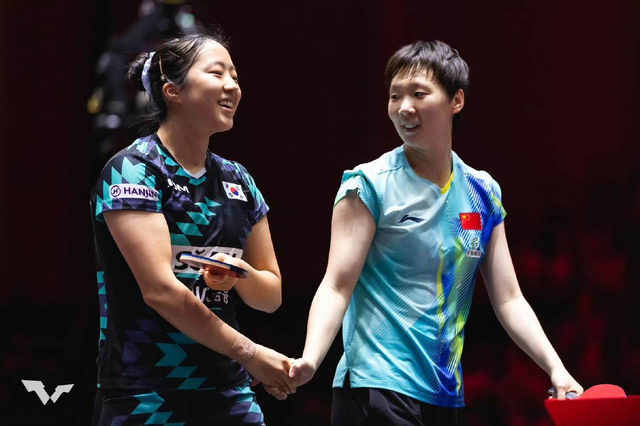 谁不羡慕王曼昱和申裕斌两个小姐妹之间的友谊呀！是站在乒乓球台两侧代表各自国家，拼