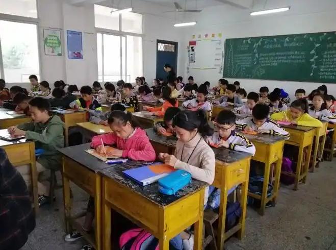 到初中不掉队的孩子，从小学就能看出来！1、小学不补课的孩子。但凡小学就需