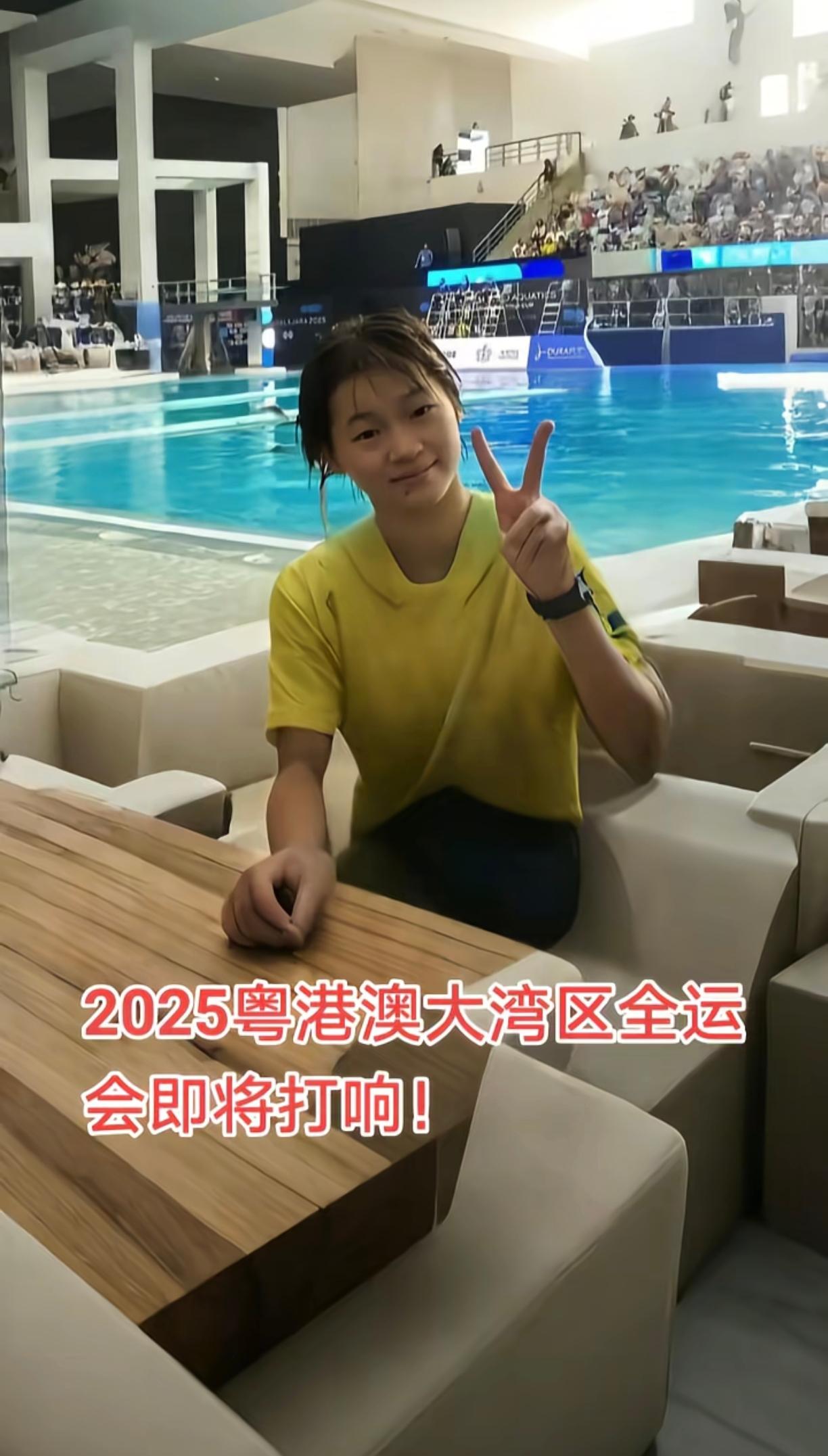 近日，全红婵出席仪式抱玩偶站C位，身形消瘦了很多，最近都在高强度备战全运会，据她