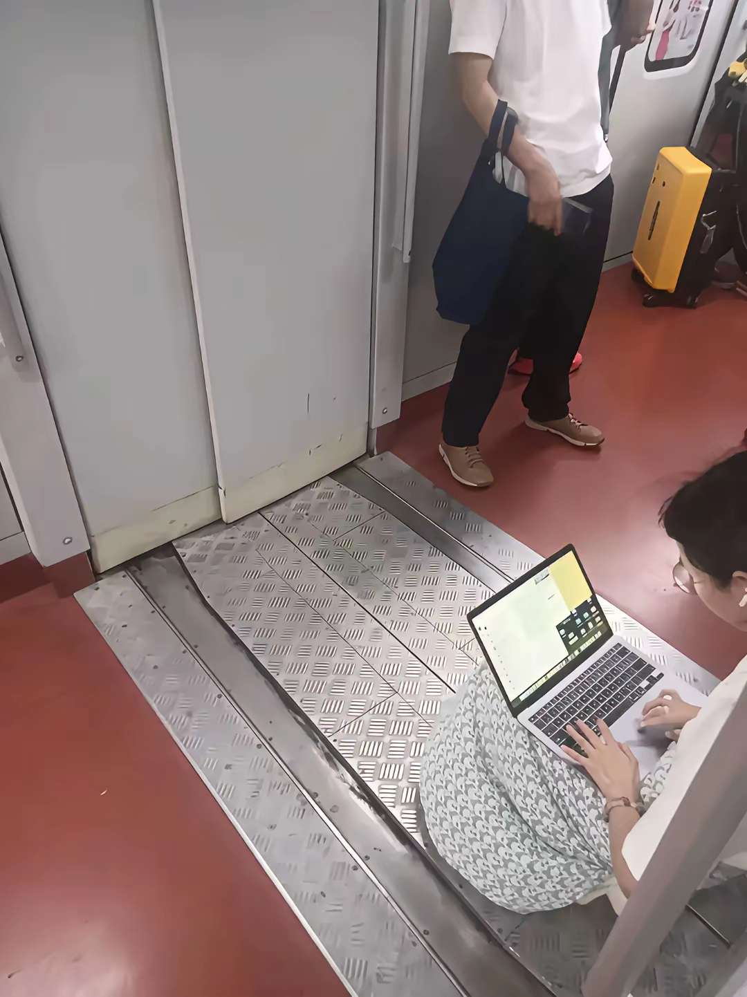 坐地铁半个小时了，这姑娘蹲在那一直忙着。辛苦啊