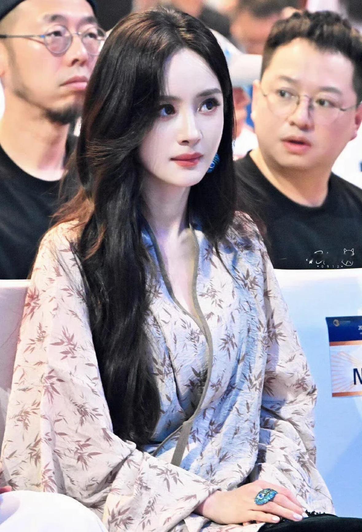不愧是杨幂，居然把复原汉服穿得这么时尚，放在女明星里也很有时尚感​​​
