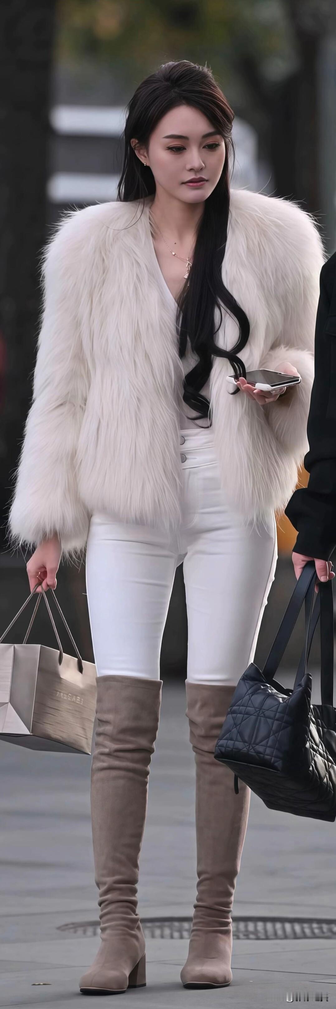 奶白色毛绒外套配白裤+卡其过膝靴，贵气又利落，冬日氛围感直接拉满～