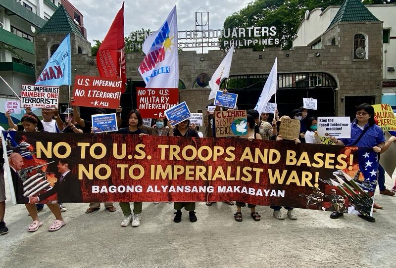 南海对峙名场面！菲士兵举枪指向中国海警，战士高喊“冲我来”：敢开枪就灭国！“