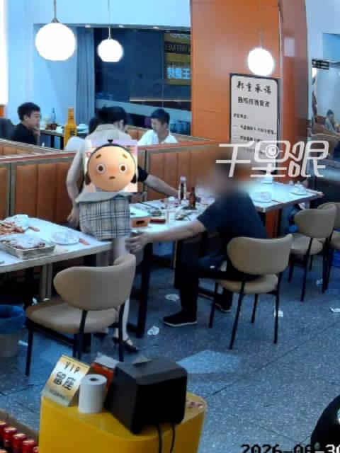 南京一个烧烤店，老板娘长得不错，不料，一男的脸喝得通红，眼神都发飘。就在老板娘俯