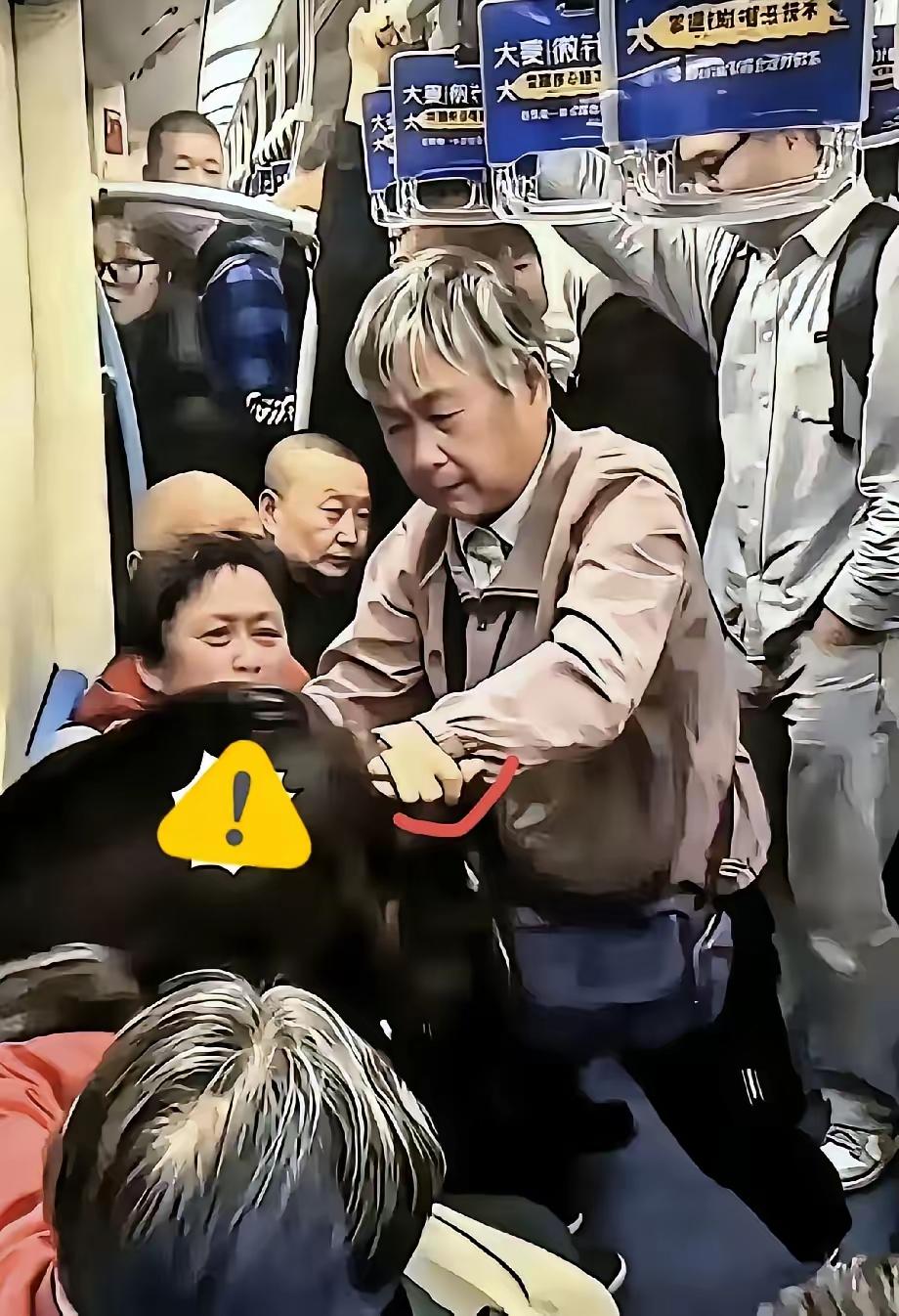 “真是为老不尊”！上海地铁上，一年轻女孩因生理期肚子痛，没有主动让座，谁料，同车