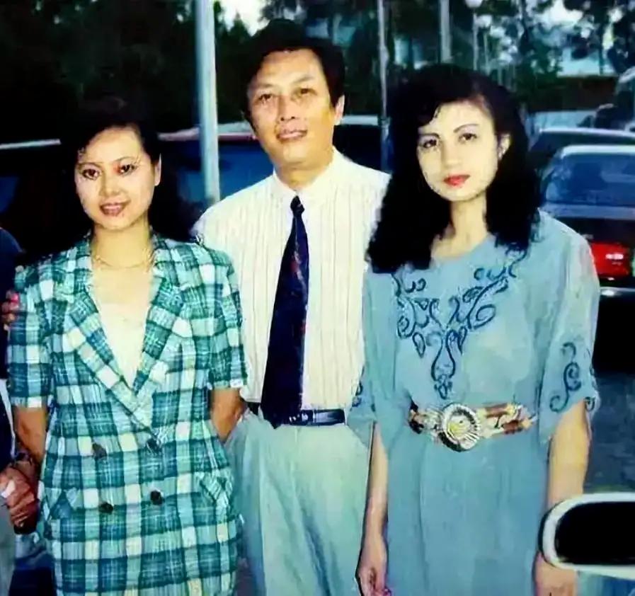 1990年除夕夜，唐国强的妻子洗完澡化完妆，穿上一身新衣，用一根绳子结束