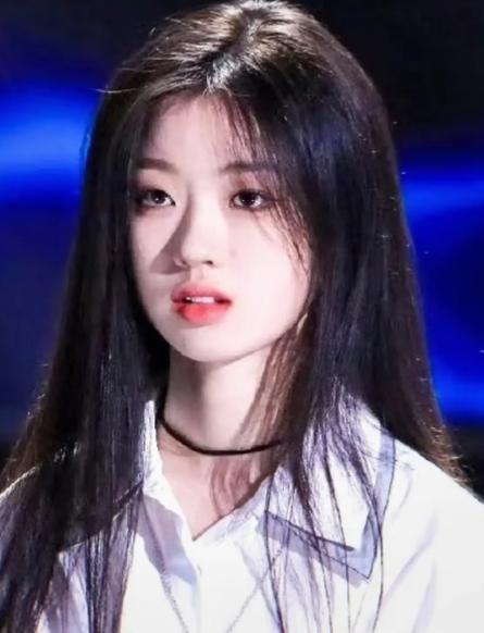 单依纯嘴唇显厚？化妆师的锅单依纯的嘴唇看起来确实比以前厚了。她说过想整