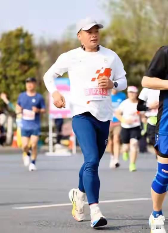 47岁马拉松资深爱好者李峰去世月跑量300多公里，一年内参加四次马拉松，去世原