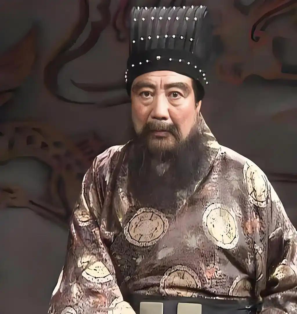 董卓一命呜呼，手下猛将集体“失业”，结局个个扎心！初平三年那个夏天，长安城里