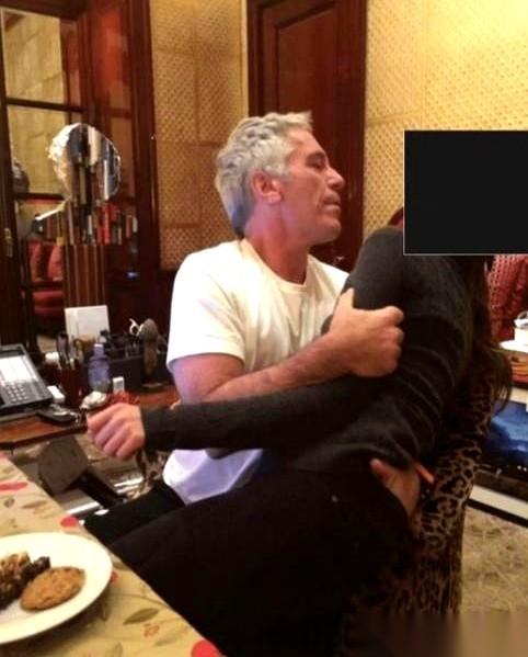 他说，我能帮你实现梦想。一个亿万富翁，对着一个十几岁的穷女孩，这么说。然后，