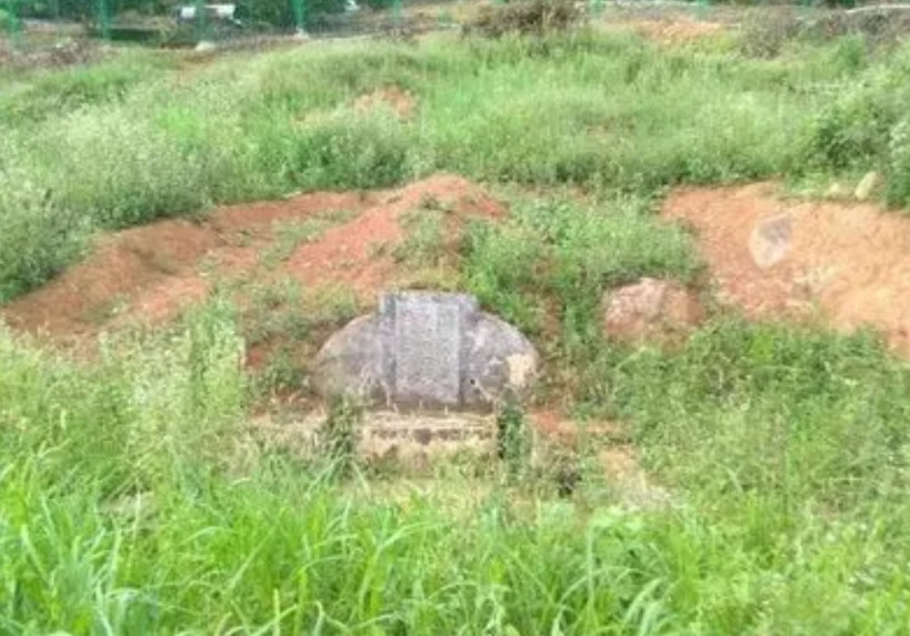 气死个人！河南，一老太准备给死去的丈夫迁坟，可是到了坟地一看，变成了深坑，不光坟