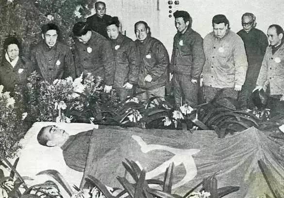 1976年，周总理逝世后，由韩宗琦负责为其穿寿衣，可当韩宗琦接过卫士们递