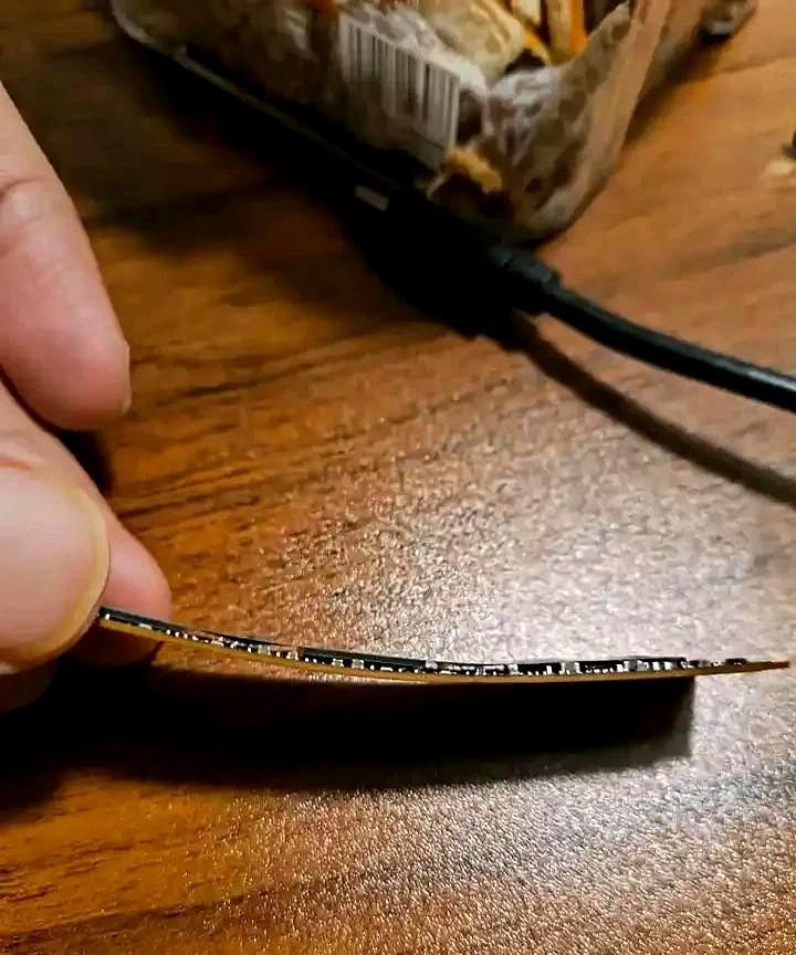 固态硬盘放洗衣机搅了没有裂痕，十二小时后插电，电脑有反应，但是显示函数不正确，
