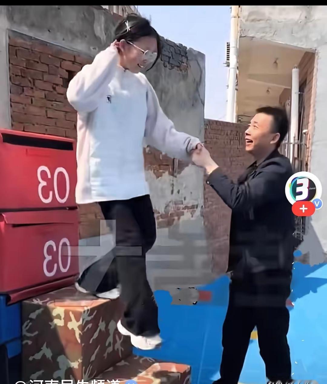 近日，河北一位校长，他让女学生站在楼梯阶上，说“你拽我上去”，女生自然拽不动，可