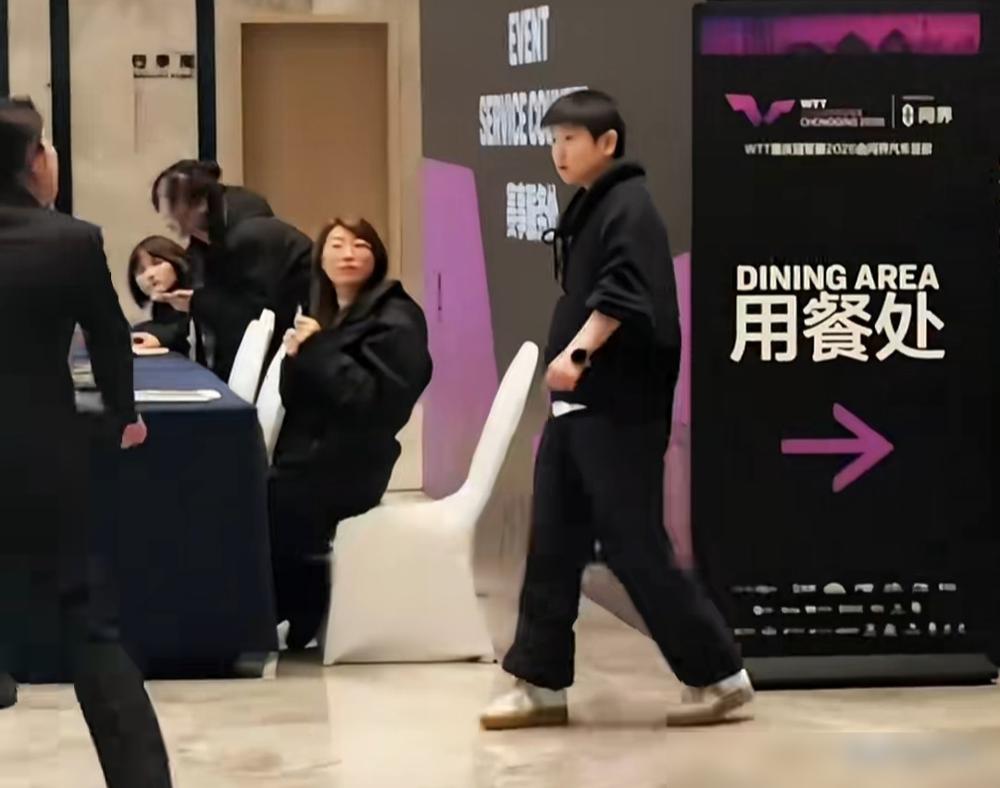 刚到重庆，世界排名第一的孙颖莎就整了个大活。她把行李往大堂一扔转身就去干饭，等吃