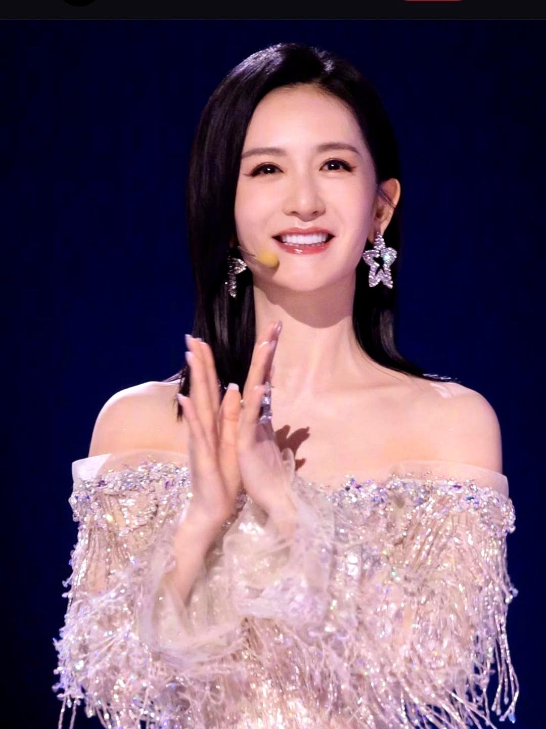 谢娜这波操作，真有点让人看不懂。以前她在综艺圈那叫一个稳，快本、大咖秀、芒果各