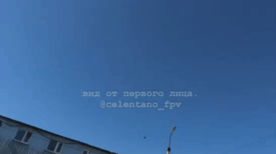 俄军1架卡-52直升机被乌军便携式防空导弹击落。这是一段2022年3月由俄军士兵