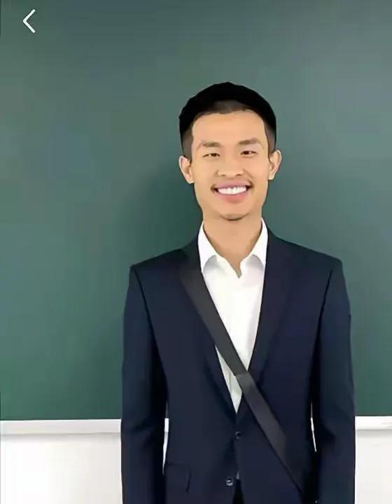 北大韦神的牙补好了，大家看看是不是帅气多了？你敢相信这位数学界大神，为了省点钱，