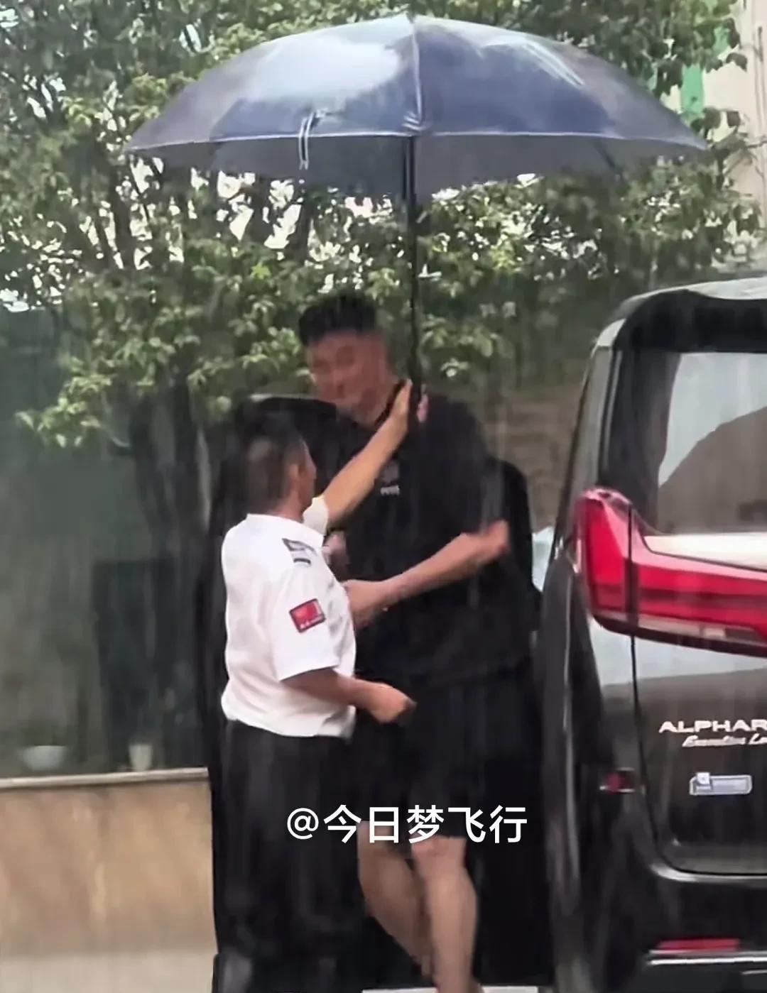 杜锋直接把车开进了俱乐部里面！今天下午天空下着雨，杜锋没有像往常那样，驾车进入
