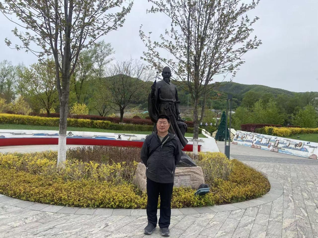 早晨起来，看看厨房空空如也，知道今早没有了早餐。今天上午第一二节课。于是匆匆起床