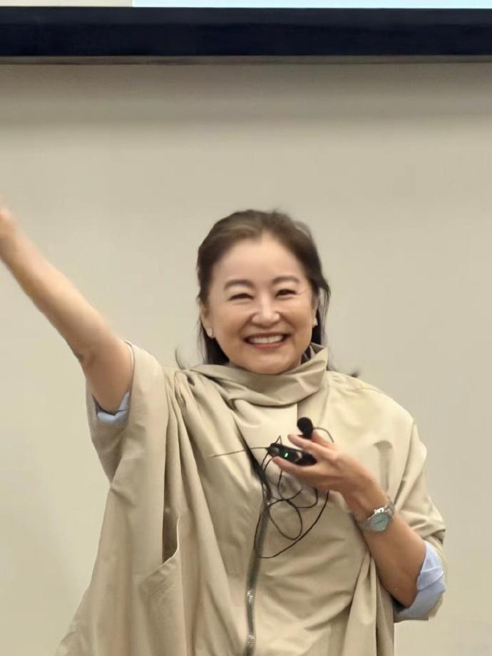 同为嫁给内地富豪的女明星，72岁的林青霞阳光自信，大S却英年早逝。林青霞的父