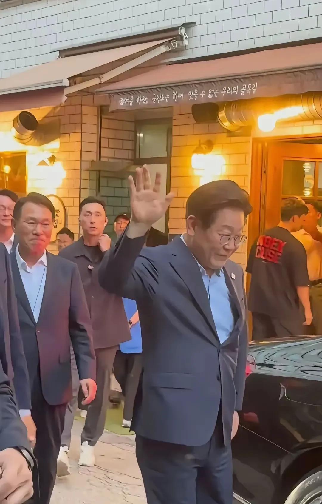 韩国总统李在明促进国民经济消费的手段是挺鲜明的，独具创新。这时候他率领大量的民众