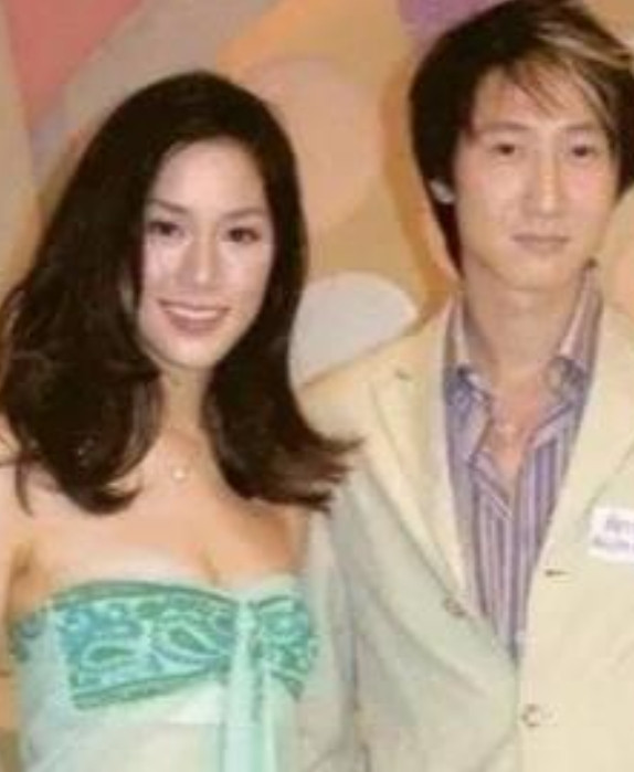 当年徐子淇爱上了洪天明，可是却因为母亲的阻拦最终嫁给了富二代李家诚。洪天明是