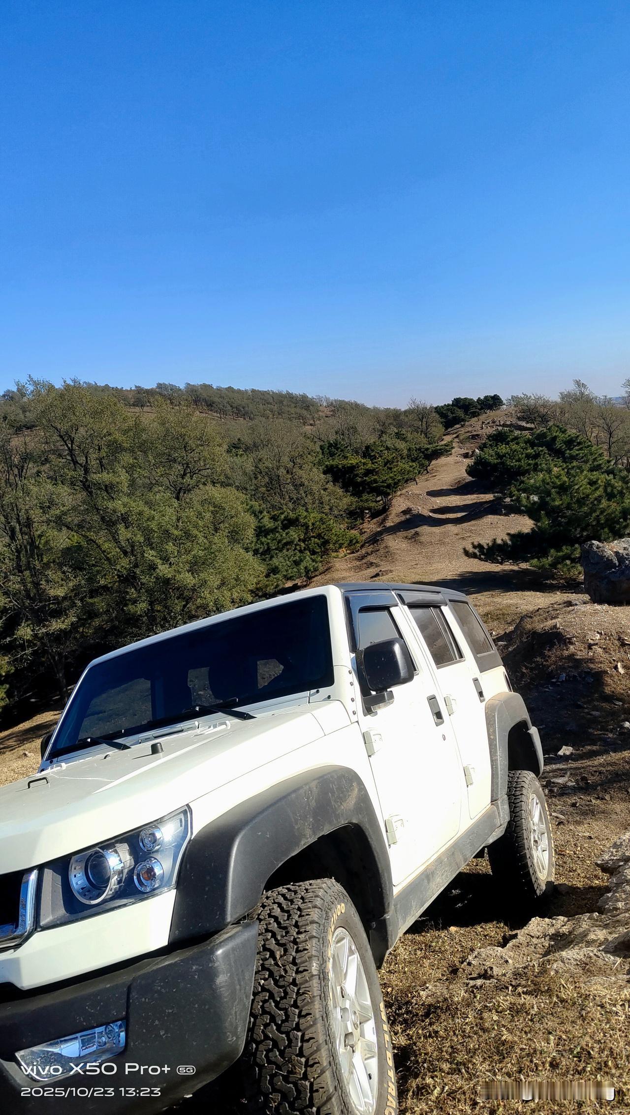 无论如何北京bj40这台车都是中国汽车历史上一次国产车试水越野车的一个里程碑，