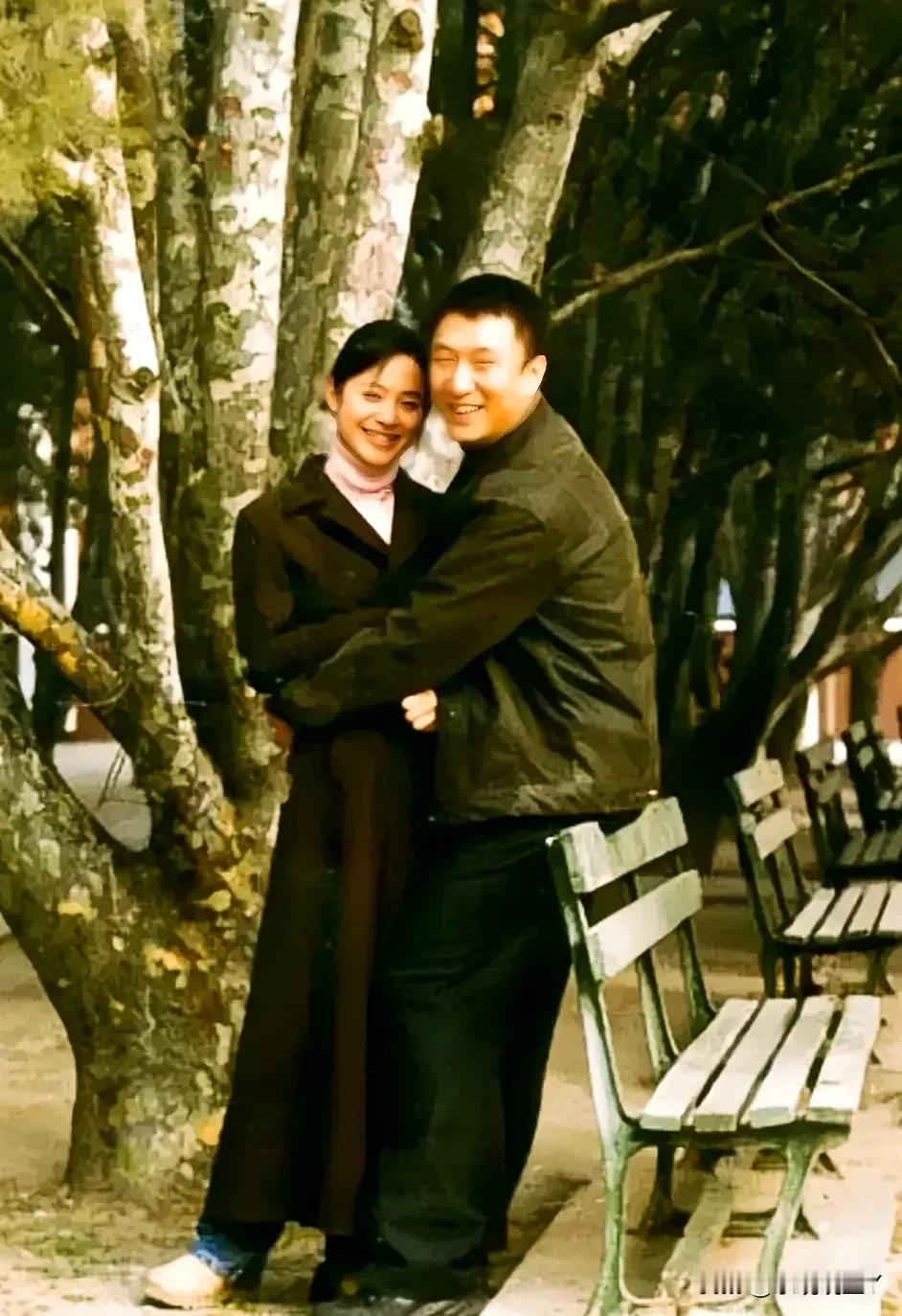 一张二十多年的老照片，拍摄于北京。年轻时的孙红雷在公园里搂着一位女演员，秋意浓浓