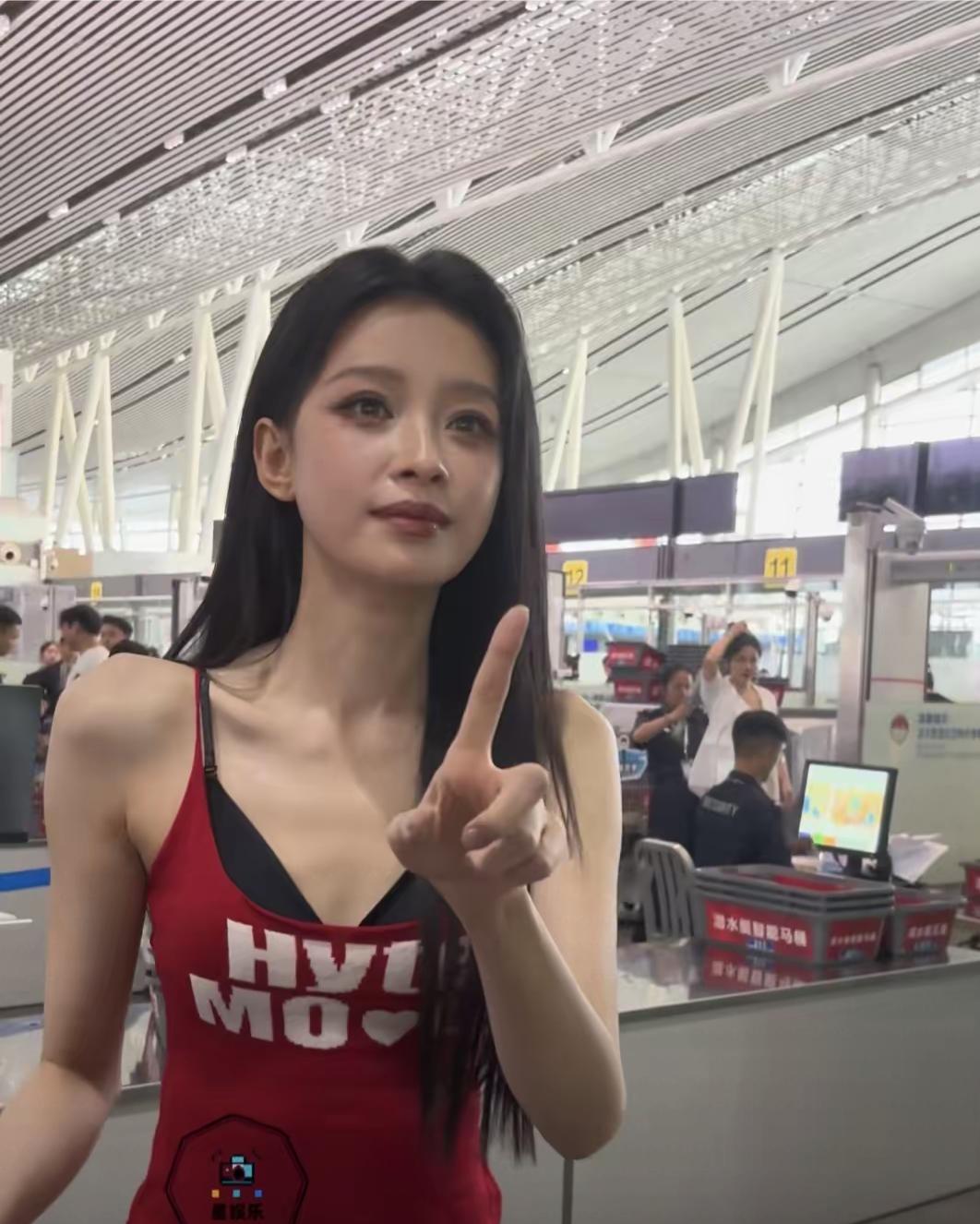 孙怡身材不错，就是太瘦了，又化着浓妆，和从前相比，判诺两人。